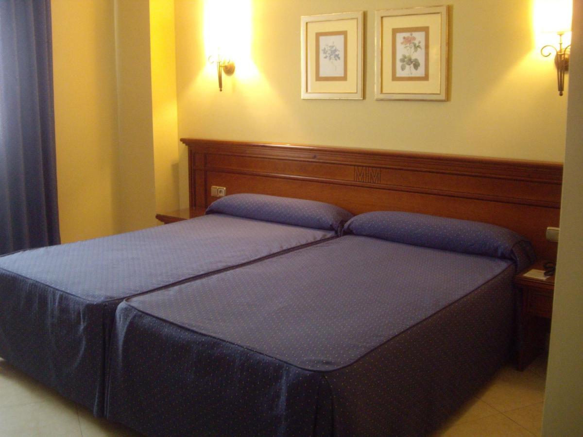 Hotel Manolo Mayo Los Palacios Y Villafranca Dış mekan fotoğraf
