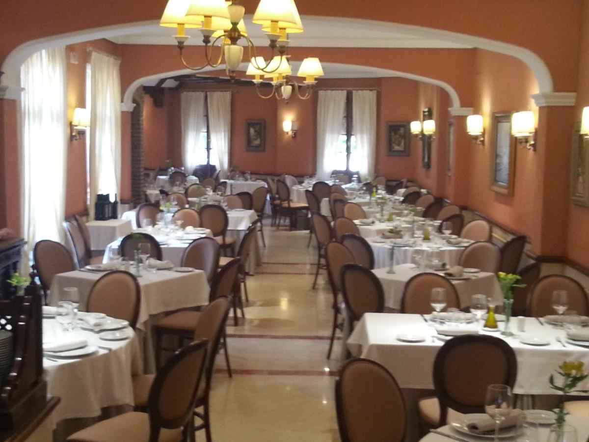 Hotel Manolo Mayo Los Palacios Y Villafranca Dış mekan fotoğraf